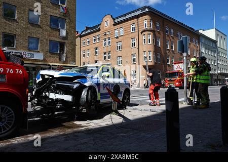 Linköping, Sweden. 4th, June, 2024. Traffic accident with two police cars and a bus in the city of Linköping, Sweden, during Tuesday lunch.  Credit: Jeppe Gustafsson/Alamy Live News Stock Photo