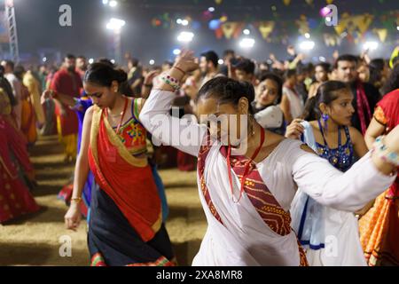 Baroda, India - 17th October 2023: Indian people in traditional sari and kurta dresses dance the Garba music during the hindu Navratri festival to hon Stock Photo