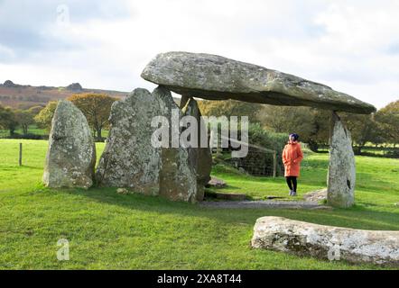 Pentre Ifan, a Neolithic dolmen/burial chamber of large stone slabs dramatically framing the Preseli Hills looming above, in Pembrokeshire. Stock Photo