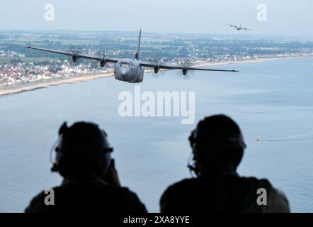 U.S. Air Force Master Sgt. Daniel Ward, 317th Aircraft Maintenance Squadron C-130 production superintendent, left, and Tech. Sgt. Joshua Bredwell, 40t Stock Photo