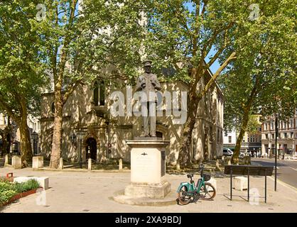 St Clement Danes an Anglican church in the City of Westminster London and the Lord Dowding statue Stock Photo