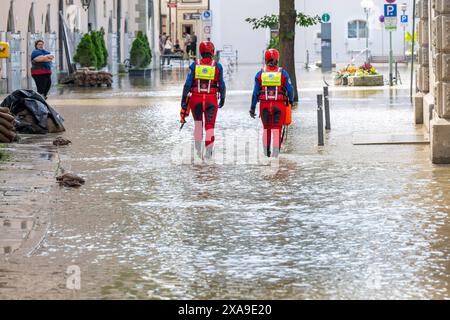 Passau, Germany. 05th June, 2024. Water rescue workers wade through an alley in the Dreiflüssestadt. After heavy rainfall, many places in Bavaria continue to be flooded. Credit: Peter Kneffel/dpa/Alamy Live News Stock Photo