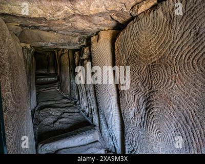 GAVRINIS CAVE INTERIOR CARVINGS Brittany France, prehistoric cairn, dolmen, dry stone grave, with renowned symbolic and mysterious Stone Age carvings. One of the most outstanding examples of earliest architecture in the Western World. Cairn de Gavrinis Sagemor Cale de Penn-Lannic, Larmor Baden Brittany France (Megalithes du Morbihan) Stock Photo