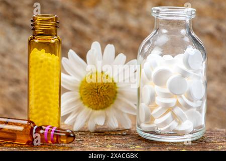 Naturmedizin mit Globuli Globuli werden in der Naturmedizin und Homöopathie als Heilmittel verwendet *** Natural medicine with globules Globules are u Stock Photo