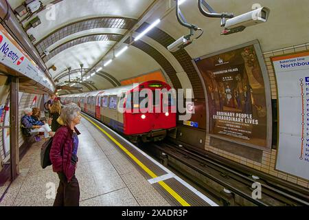 London Underground tube train arriving at Baker Street Station Bakerloo Line Stock Photo