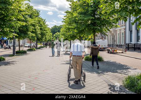 Older man in a hat walks carefully shuffling with his walker on the promenade of the Willemstraat in the center of Breda. ANP / Hollandse Hoogte / Ruud Morijn netherlands out - belgium out Stock Photo