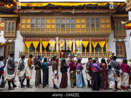 Bhutanese people queuing in Punakha dzong, Punakha dzongkhag, Punakha, Bhutan Stock Photo