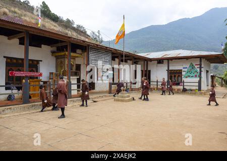 Bhutanese pupils in Rubesa Primary school courtyard, Wangdue Phodrang, Rubesagewog, Bhutan Stock Photo