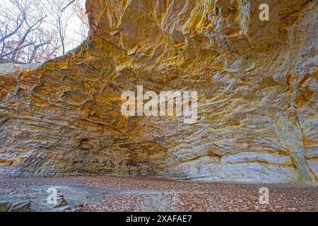 Dramatic Colors in an Overhanging Cave in Council Overhang in Starved Rock State Park in Illinois Stock Photo