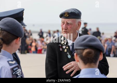 Arromanches-Les Baine. D-Day Veteran Wing Commander Terry Burton meets members of the Air Cadets. A poignant service to commemorate the 80th Anniversary of the D Day landings is held on the coastal town of Arromanches. A group of WW2 veterans, the last few, are present to pay respect to memory of the soldiers that did not survive the first few months of the allied campaign, the D-Day Landings and the Battle of Normandy. Credit: Casper Farrell/Alamy News Stock Photo