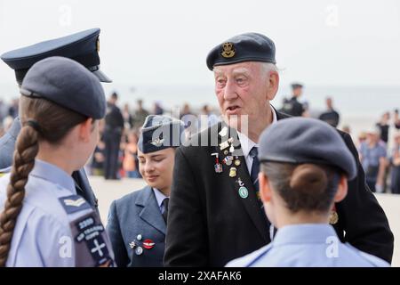 Arromanches-Les Baine. D-Day Veteran Wing Commander Terry Burton meets members of the Air Cadets. A poignant service to commemorate the 80th Anniversary of the D Day landings is held on the coastal town of Arromanches. A group of WW2 veterans, the last few, are present to pay respect to memory of the soldiers that did not survive the first few months of the allied campaign, the D-Day Landings and the Battle of Normandy. Credit: Casper Farrell/Alamy News Stock Photo