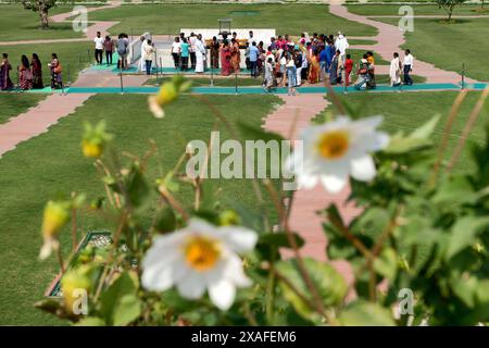 Delhi, India: people pray and commemorate Mahathma Gandhi at Raj Ghat. The memorial was erected in 1951 on the spot where Gandhi's body was cremated Stock Photo