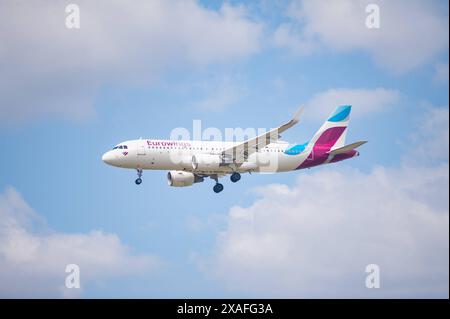 02.06.2024, Berlin, Deutschland, Europa - Ein Passagierflugzeug vom Typ Airbus A320-214 der Eurowings mit der Registrierung D-AEWR im Landeanflug auf den Flughafen Berlin Brandenburg BER. Eurowings ist eine deutsche Fluggesellschaft und Tochtergesellschaft der Lufthansa mit Sitz in Duesseldorf. *** 02 06 2024, Berlin, Germany, Europe A Eurowings Airbus A320 214 passenger aircraft with the registration D AEWR on approach to Berlin Brandenburg BER Airport Eurowings is a German airline and subsidiary of Lufthansa based in Duesseldorf Stock Photo