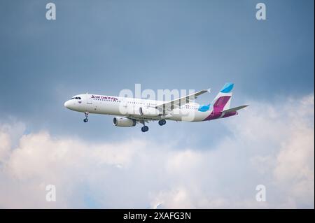 02.06.2024, Berlin, Deutschland, Europa - Ein Passagierflugzeug vom Typ Airbus A321-231 der Eurowings mit der Registrierung D-AIDO im Landeanflug auf den Flughafen Berlin Brandenburg BER. Eurowings ist eine deutsche Fluggesellschaft und Tochtergesellschaft der Lufthansa mit Sitz in Duesseldorf. *** 02 06 2024, Berlin, Germany, Europe A Eurowings Airbus A321 231 passenger aircraft with the registration D AIDO on approach to Berlin Brandenburg BER Airport Eurowings is a German airline and subsidiary of Lufthansa based in Duesseldorf Stock Photo