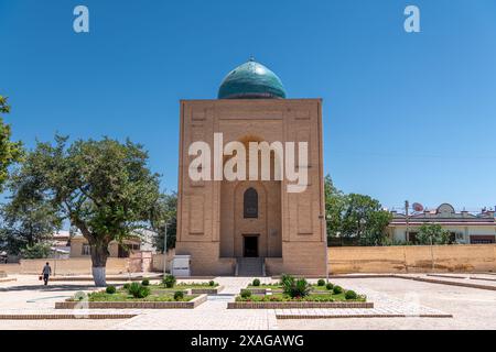 Bibi Khanym mausoleum in the historical center of Samarkand, Uzbekistan. Blue sky with copy space for text Stock Photo