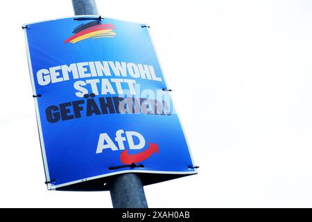 AfD-Wahlplakat - Wahl zum Europäischen Parlament - Die Wahl zum Europäischen Parlament findet vom 6. bis 9. Juni 2024 statt, sowohl in Deutschland als auch in Europa - Gerstungen, Deutschland, GER, DEU, Germany, 05.06.2024 - Gerstungen: Wahlplakat der Partei AfD Alternative für Deutschland mit dem Slogan: GEMEINWOHL STATT GEFÄHRDER - LOGO: AfD - Abbildung: Deutsche Nationalfarben Schwarz Rot Gold *** AfD election poster election to the European Parliament The election to the European Parliament will take place from 6 to 9 June 2024, both in Germany and in Europe Gerstungen, Germany, GER, DEU, Stock Photo