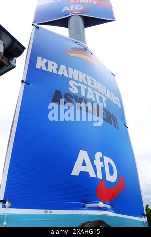 AfD-Wahlplakat - Wahl zum Europäischen Parlament - Die Wahl zum Europäischen Parlament findet vom 6. bis 9. Juni 2024 statt, sowohl in Deutschland als auch in Europa - Gerstungen, Deutschland, GER, DEU, Germany, 05.06.2024 - Gerstungen: Wahlplakat der Partei AfD mit dem Slogan: KRANKENHAUS STATT ASYLHEIM - LOGO: AfD - Abbildung: Deutsche Nationalfarben Schwarz Rot Gold *** AfD election poster election to the European Parliament The election to the European Parliament will take place from 6 to 9 June 2024, both in Germany and in Europe Gerstungen, Germany, GER, DEU, Germany, 05 06 2024 Gerstung Stock Photo