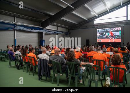 Lagnasco, Italia. 07th June, 2024. Gente guarda la partita durante il Watch Party Carota Boys Sinner vs Alcaraz a Lagnasco, Italia - Cronaca - Venerdì 7 Giugno 2024 - ( Photo Alberto Gandolfo/LaPresse ) People watches during the Watch Party Carota Boys Sinner vs Alcaraz in Lagnasco, Italy - Friday, June 7, 2024 - News - ( Photo Alberto Gandolfo/LaPresse ) Credit: LaPresse/Alamy Live News Stock Photo