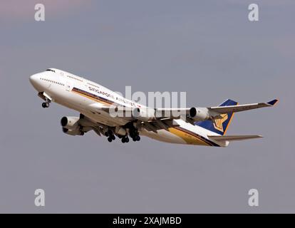 9V-SPD Singapore Airlines Boeing 747-412 taking off from London Heathrow on the 6th September 2009. Stock Photo