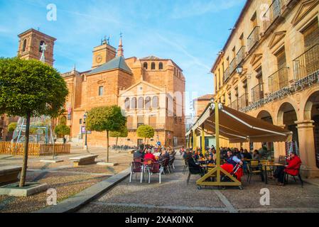 Terraces at the Plaza Mayor. Villanueva de los Infantes, Ciudad Real province, Castilla La Mancha, Spain. Stock Photo