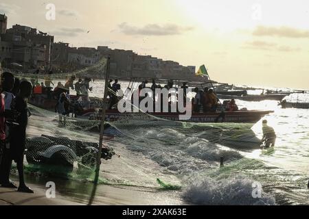 Nicolas Remene/Le Pictorium - Ngor beach in Dakar, Senegal. 02nd June, 2024. Senegal/Dakar/Dakar - Crowds of people flocked to Dakar's Ngor beach this Sunday, June 2, 2024, to enjoy a warm and sunny day. Credit: LE PICTORIUM/Alamy Live News Stock Photo