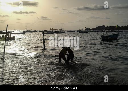 Nicolas Remene/Le Pictorium - Ngor beach in Dakar, Senegal. 02nd June, 2024. Senegal/Dakar/Dakar - Crowds of people flocked to Dakar's Ngor beach this Sunday, June 2, 2024, to enjoy a warm and sunny day. Credit: LE PICTORIUM/Alamy Live News Stock Photo