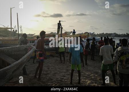 Nicolas Remene/Le Pictorium - Ngor beach in Dakar, Senegal. 02nd June, 2024. Senegal/Dakar/Dakar - Crowds of people flocked to Dakar's Ngor beach this Sunday, June 2, 2024, to enjoy a warm and sunny day. Credit: LE PICTORIUM/Alamy Live News Stock Photo