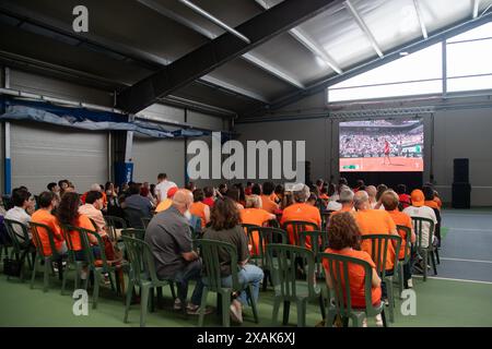 Lagnasco, Italia. 07th June, 2024. Tifosi assistono alla partita durante il Watch Party Carota Boys Sinner vs Alcaraz a Lagnasco, Italia - Cronaca - Venerd&#xec; 7 Giugno 2024 - ( Photo Alberto Gandolfo/LaPresse ) Supporters watches match during the Watch Party Carota Boys Sinner vs Alcaraz in Lagnasco, Italy - Friday, June 7, 2024 - News - ( Photo Alberto Gandolfo/LaPresse ) Credit: LaPresse/Alamy Live News Stock Photo