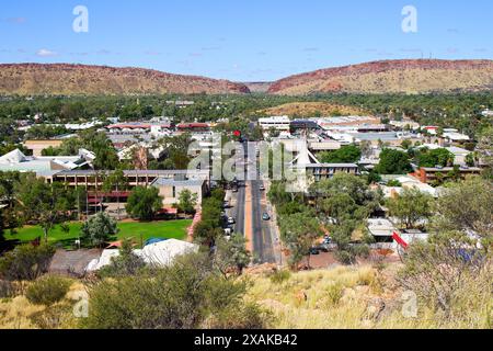 Aerial view of downtown Alice Springs from Anzac Hill with MacDonnell Ranges and Heavitree Gap in the background, Central Australia, Northern Territor Stock Photo