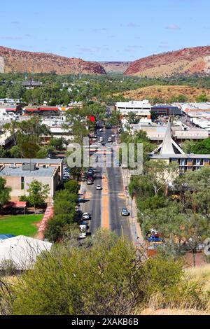 Aerial view of downtown Alice Springs from Anzac Hill with MacDonnell Ranges and Heavitree Gap in the background, Central Australia, Northern Territor Stock Photo