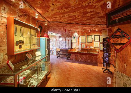 Underground jewelry store selling opal gemstone in the Old Timers Mine in Coober Pedy, South Australia Stock Photo