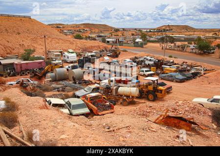 Junkyard of rusty abandoned vintage cars in the desert of the Australian outback of the red center in the opal mining town of Coober Pedy, South Austr Stock Photo