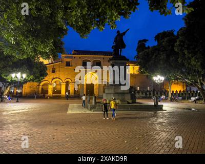 North America, Caribbean, Greater Antilles, Hispaniola Island, Dominican Republic, Santo Domingo, Zona Colonial, Evening atmosphere in Parque Colón in Stock Photo