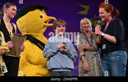 Erfurt, Germany. 07th June, 2024. Theo Kretschmer (M) accepts the award in the Best Actor category for Tom from 'Greetings from Mars' at the award ceremony at the end of the 32nd German Children's Media Festival 'Goldener Spatz'. The festival has existed since 1979 and was founded in the GDR. Today, the competition covers the entire spectrum of cinematic creation for children in five categories. The coveted main prizes of the festival, the 'Golden Sparrows', are awarded by two children's juries. Credit: Martin Schutt/dpa/Alamy Live News Stock Photo