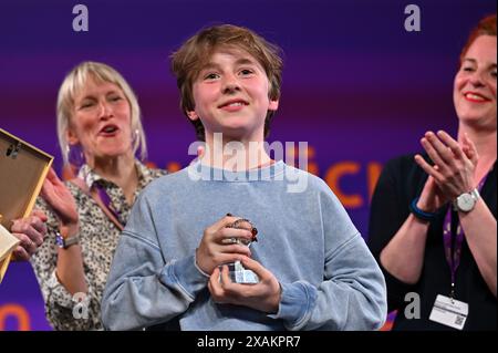 Erfurt, Germany. 07th June, 2024. Theo Kretschmer (M) accepts the award in the Best Actor category for Tom from 'Greetings from Mars' at the award ceremony at the end of the 32nd German Children's Media Festival 'Goldener Spatz'. The festival has existed since 1979 and was founded in the GDR. Today, the competition covers the entire spectrum of cinematic creation for children in five categories. The coveted main prizes of the festival, the 'Golden Sparrows', are awarded by two children's juries. Credit: Martin Schutt/dpa/Alamy Live News Stock Photo