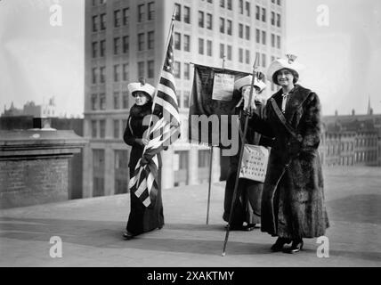 Suffragettes with flag, between c1910 and c1915. Shows (left to right): Rosalie Jones, Jessie Stubbs, and Ida Craft. Stock Photo