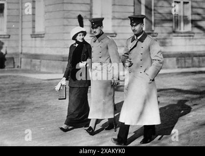 Victoria Louise, Ernst August and Prince Oscar, 1913.. Shows (left to right), Princess Victoria Louise of Prussia (carrying a camera), her husband Prince Ernest Augustus, Duke of Brunswick and Prince Oskar of Prussia (Victoria Louise's brother). Princess Victoria Louise and Prince Ernest Augustus were married in 1913. Stock Photo