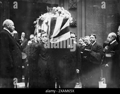 Funeral of J.L. Griffiths, 1914. Shows Sir Courtenay Walter Bennett, British Consul General in New York City; politician George McAneny (1869-1953) George Wilson, and J.B. Curtis at funeral for John Lewis Griffiths, the US ambassador to Britain, June 1, 1914. Stock Photo