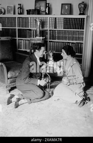 Geraldine Farrar &amp; Lou Tellegen, between 1916 and c1920. Shows American soprano opera singer Geraldine Farrar (1882-1967) with her husband, actor and screenwriter Lou Tellegen (1881-1934). Stock Photo