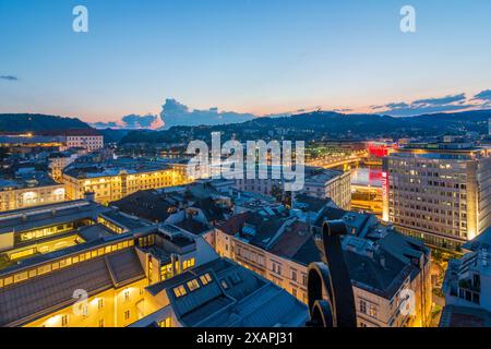 Linz: square Hauptplatz, river Donau (Danube), bridge Nibelungenbrücke, Ars Electronica Center, church Pöstlingbergkirche on mountain Pöstlingberg in Stock Photo