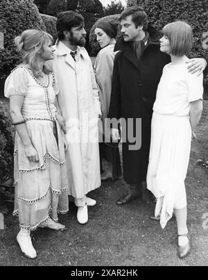 A publicity portrait of JENNIE LINDEN, ALAN BATES, ELEANOR BRON, OLIVER REED and GLENDA JACKSON posed in the grounds of Elvaston Castle near Derby for WOMEN IN LOVE 1969 Director KEN RUSSELL Novel D. H. LAWRENCE Screenplay LARRY KRAMER Costume Designer SHIRLEY RUSSELL Brandywine Productions / United Artists Stock Photo