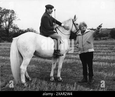 British actor OLIVER REED with KEN RUSSELL on location in Derbyshire for WOMEN IN LOVE 1969 Director KEN RUSSELL Novel D. H. LAWRENCE Screenplay LARRY KRAMER Costume Designer SHIRLEY RUSSELL Brandywine Productions / United Artists Stock Photo