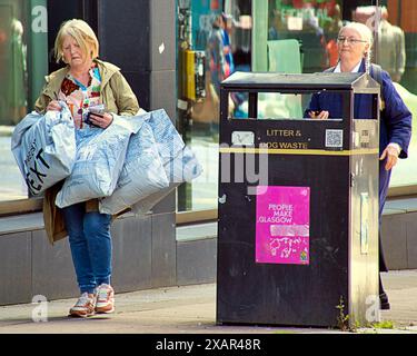 Glasgow, Scotland, UK. 8th June, 2024: UK Weather:Sunny in  the city saw the city saw locals and tourists in the town centre. Credit Gerard Ferry/Alamy Live News Stock Photo