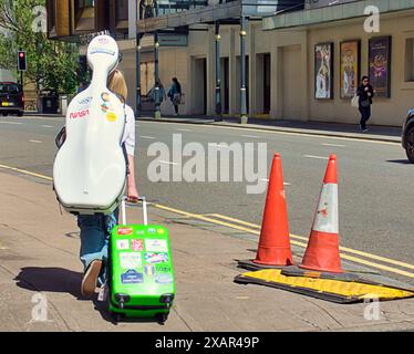 Glasgow, Scotland, UK. 8th June, 2024: UK Weather:Sunny in  the city saw the city saw locals and tourists in the town centre. Credit Gerard Ferry/Alamy Live News Stock Photo