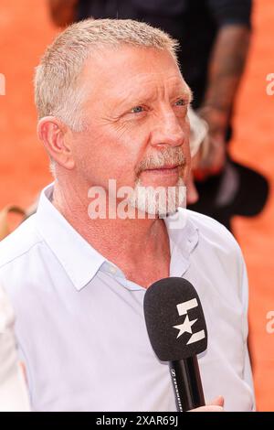 Paris, France. 08th June, 2024. Tennis: Grand Slam/WTA Tour - French Open, women's singles, final. Swiatek (Poland) - Paolini (Italy). Boris Becker, former tennis player, is on court. Credit: Frank Molter/dpa/Alamy Live News Stock Photo