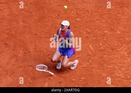 Roland Garros, 08 Jun 2024: Iga Swiatek (POL) defeats Jasmine Paolini (ITA) during the 2024 French Open. Alamy Live News/corleve Stock Photo