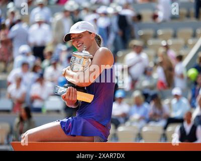 Roland Garros, 08 Jun 2024: Iga Swiatek (POL) defeats Jasmine Paolini (ITA) during the 2024 French Open. corleve/Mark Peterson Stock Photo