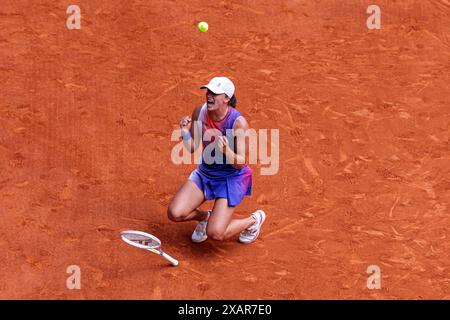 Roland Garros, 08 Jun 2024: Iga Swiatek (POL) defeats Jasmine Paolini (ITA) during the 2024 French Open. corleve/Mark Peterson Stock Photo