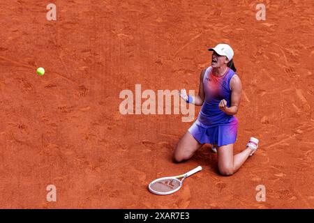 Roland Garros, 08 Jun 2024: Iga Swiatek (POL) defeats Jasmine Paolini (ITA) during the 2024 French Open. corleve/Mark Peterson Stock Photo