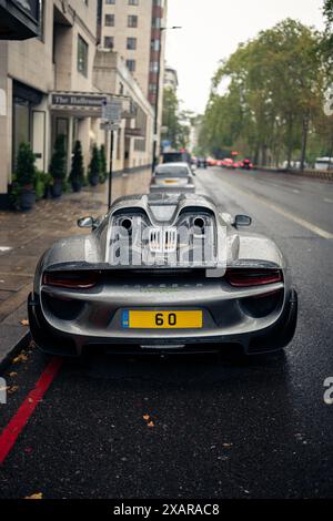 Porsche 918 Spyder 1/18 Make Up, Gris Silver, Modèle Résine Avec Vitrine, EML045A